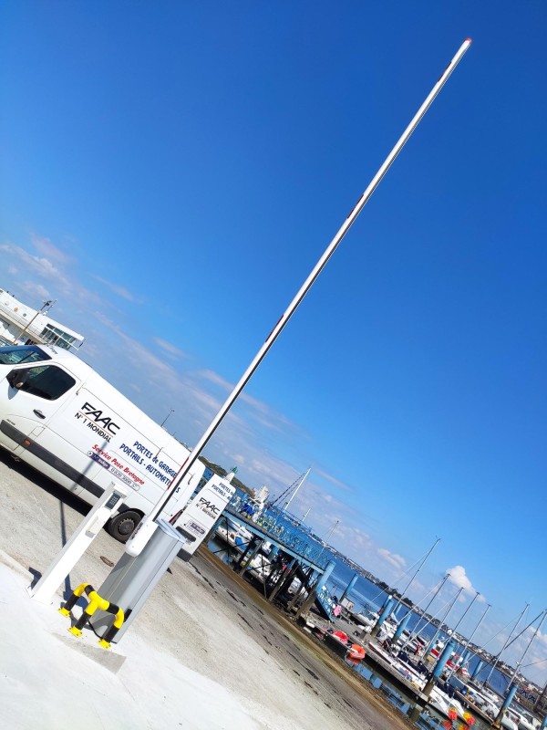 Une barrière levante au bord de l'eau