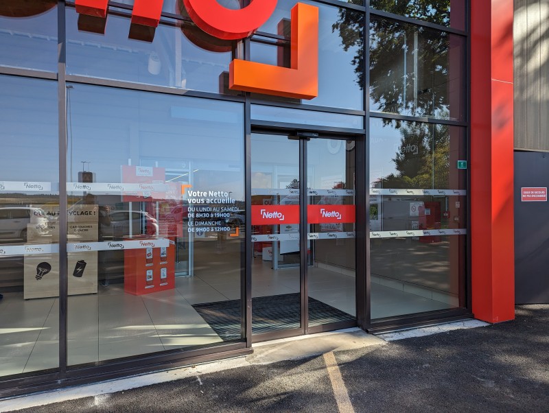 Installation de portes piétonnes automatiques pour un magasin